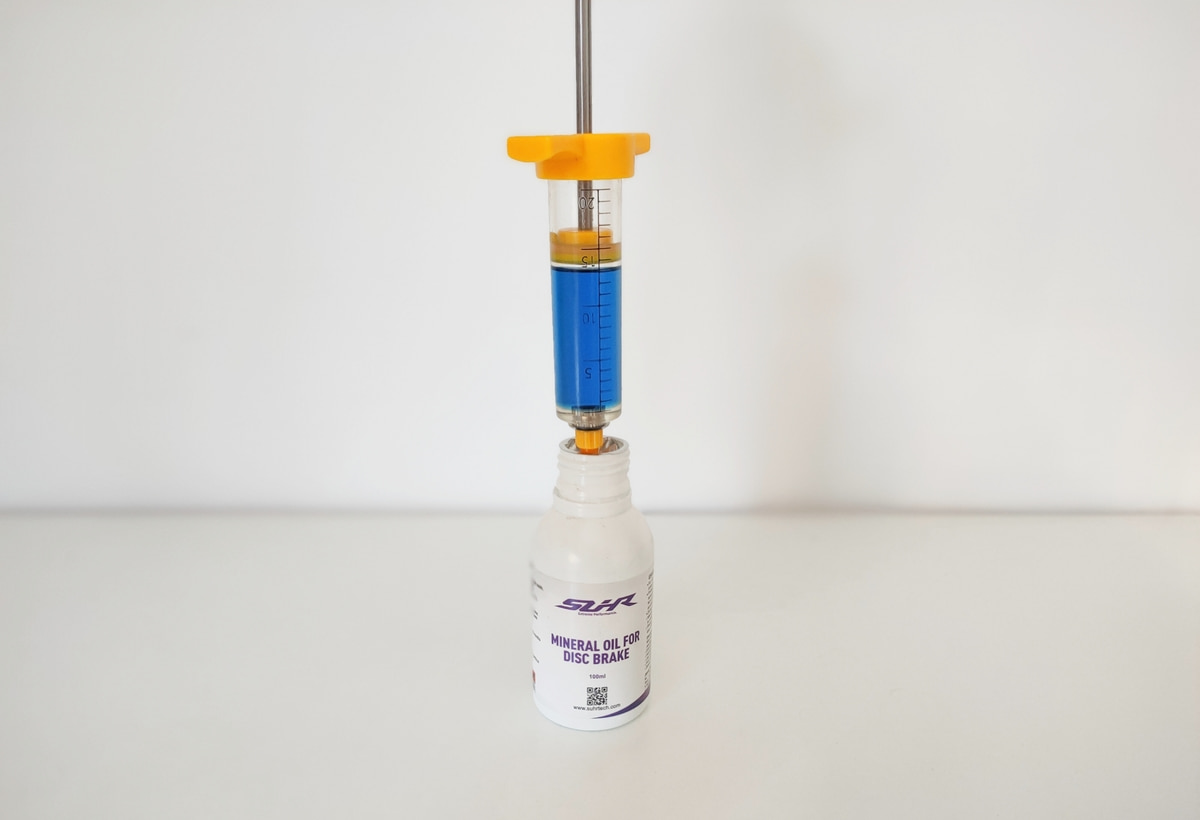 coger aceite para purgar los frenos